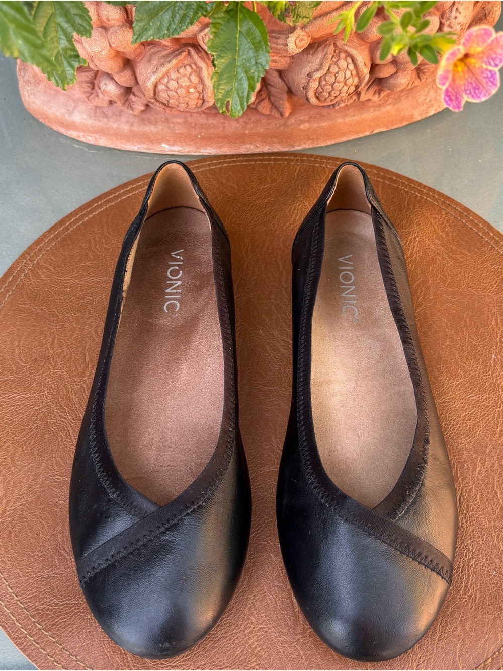Vionic Black Leather Rounded-Toe Ballet Flats